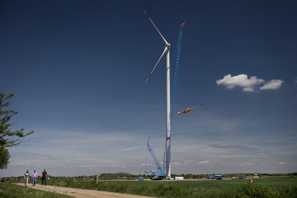 Een windmolen wordt geplaatst nabij de Duits-Nederlandse grens ter hoogte van Heerlen. 