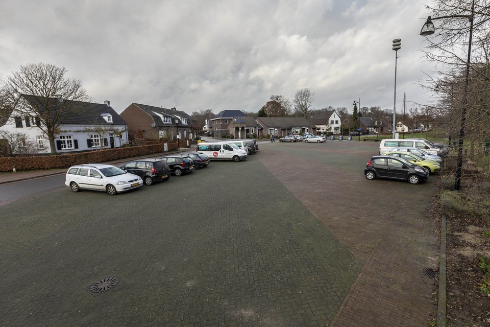 Het Herman Meddensplein in Nunhem, met rechts in de hoek de sirenemast. 