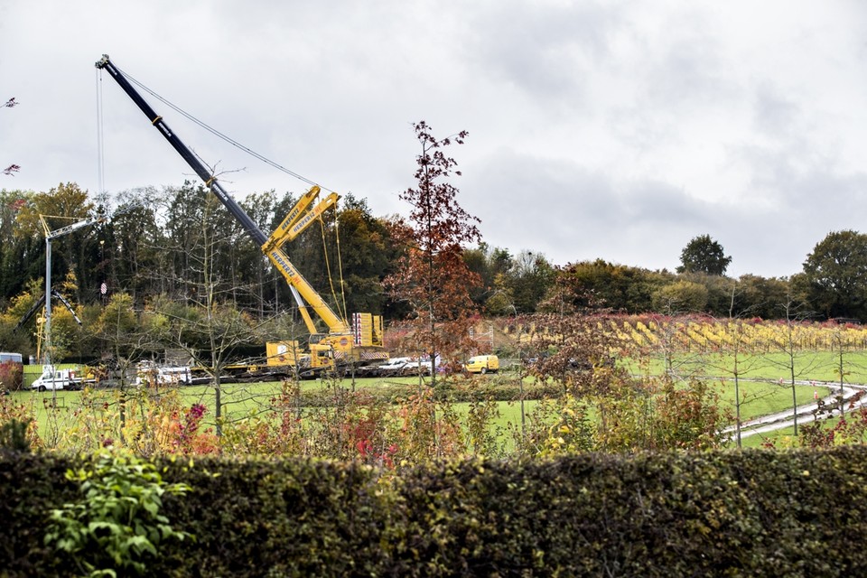 Een hijskraan is aan het werk op de Sint Pietersberg waar landgoedeigenaar Joris Dassen een woning bouwt. 