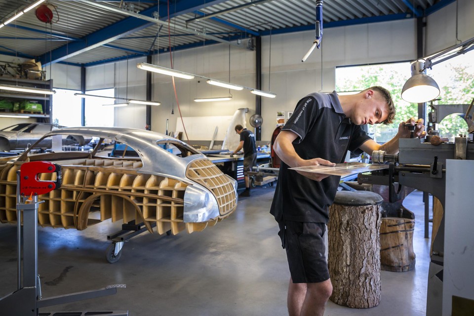 Het aluminium plaatwerk van een kostbare Ferrari 195 Inter wordt op een houten mal gevormd. Rechts oefent Jordi Stevens zijn vaardigheden in metaalbewerking.  