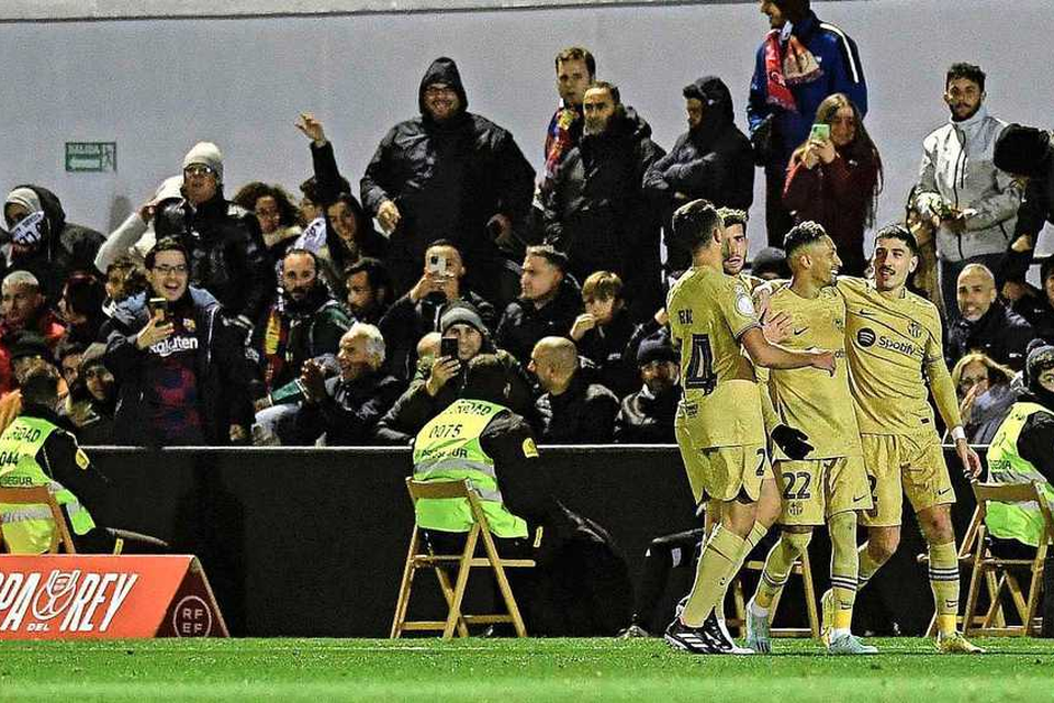 Barcelona juicht na de 0-1 van Raphinha.