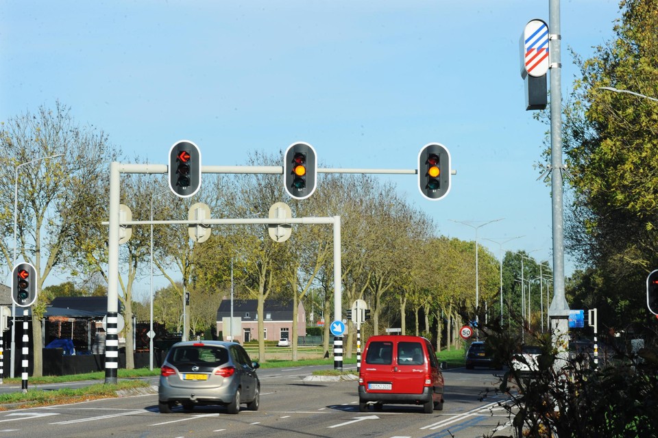 De flitspaal aan de Weselseweg heeft een dubbele functie: hardrijders flitsen en automobilisten snappen die door rood rijden. 