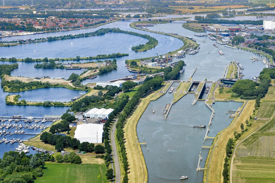 De haven van Maasbracht met links op de foto het gebied dat prioriteit krijgt in de vernieuwing.