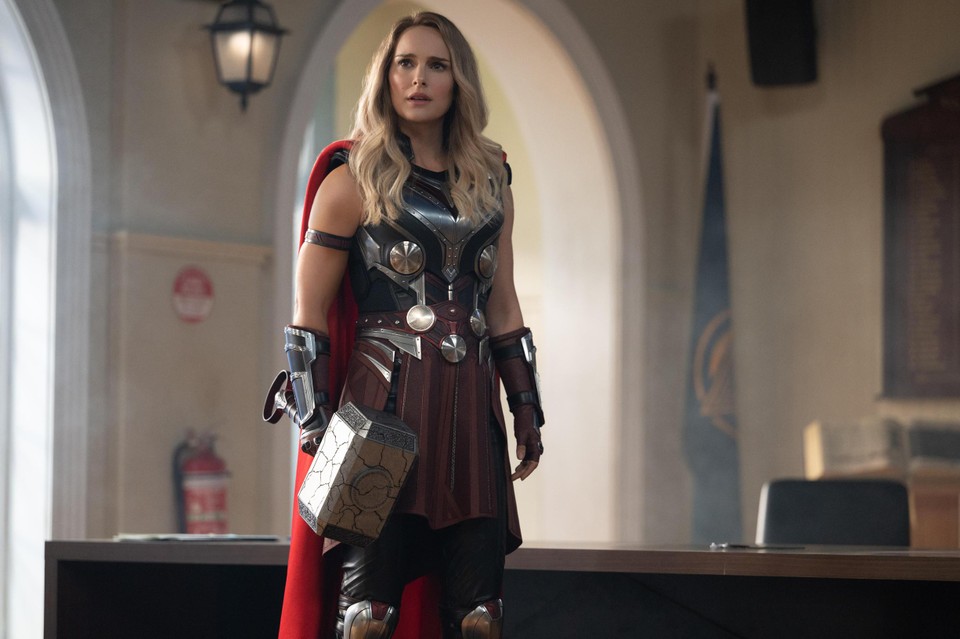 Kiezelsteen Opeenvolgend vredig Natalie Portman als de vrouw met de hamer in 'Thor: Love and... - De  Limburger Mobile