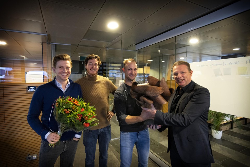 De verraste winnaars Chris Rameckers, Paul Voncken en Tom Frissen krijgen de felicitaties van hoofdredacteur Bjorn Oostra van De Limburger. 