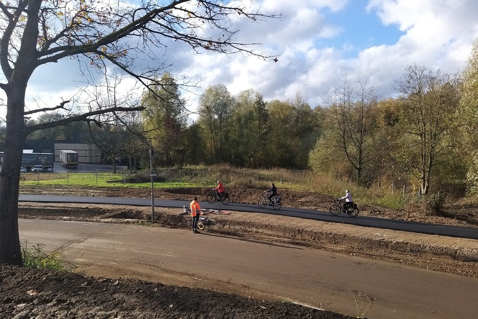 De eerste wielrijders berijden het maagdelijke asfalt van het vers aangelegde fietspad langs de Alfa brouwerij in Thull. 