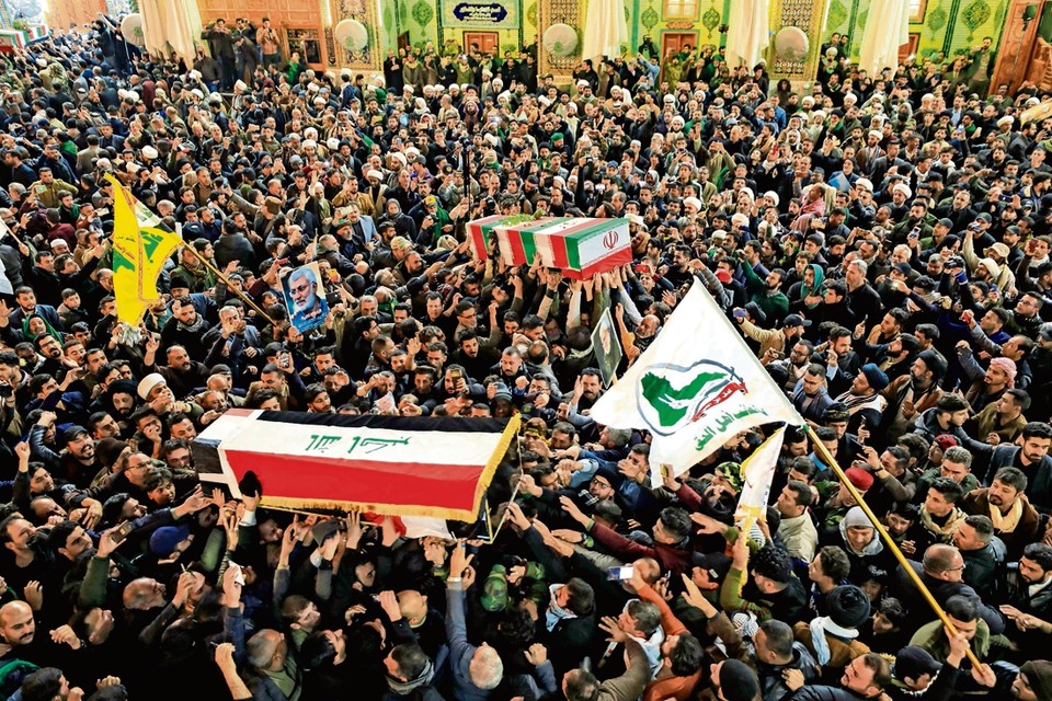 De begrafenisceremonie van de omgekomen generaal Soleimani en militieleider al-Muhandis in Najaf. 