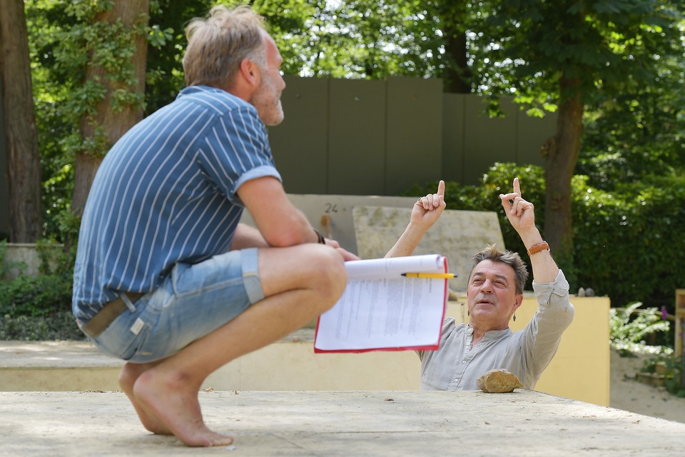 Regisseur Cees Rullens (rechts) gaat met ‘Jezus’ Marcel Claessen de diepte in tijdens een repetitie. 