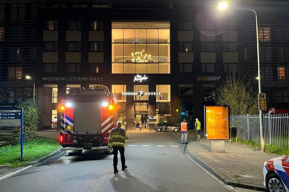 138 hotelgasten werden in de nacht van zaterdag op zondag geëvacueerd vanwege brand in het bovengelegen restaurant. 