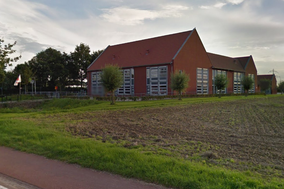 Basisschool De Leeuwerik in Einighausen laat een volgens de rechtbank ten onrechte geschorste leerling vanaf maandag weer toe. 