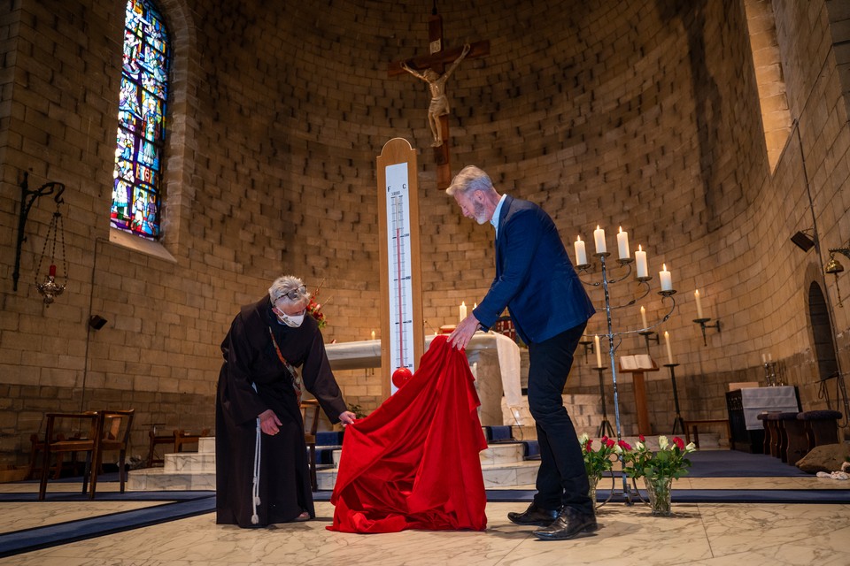 Pastor Mattie Jeukens en ambassadeur Onno Hoes onthullen de  ‘verwarmings-euroteller’. 