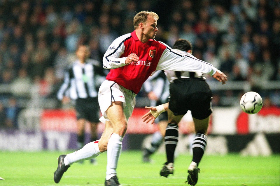 De prachtige goal van Bergkamp in 2002.