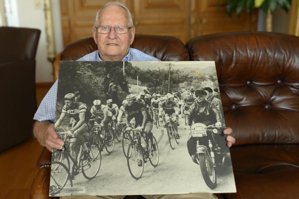 Leo Knops met een foto in zwart-wit uit zijn wielertijd. Hij voert met Eddy Pauwels het peloton aan voor Anquetil, Aimar en Poulidor.  