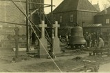 thumbnail: <P>Venray, 16/20 oktober 1942. Vanaf medio 1942 vindt er op last van de Duitse bezetter een grootschalige klokkenvordering plaats ten bate van de Duitse oorlogsindustrie. Tussen 16 en 20 november 1942 worden de klokken uit de toren van de St. Petrus’ Bandenkerk van Venray gehaald door de firma P.J. Meulenberg en afgevoerd. </P>