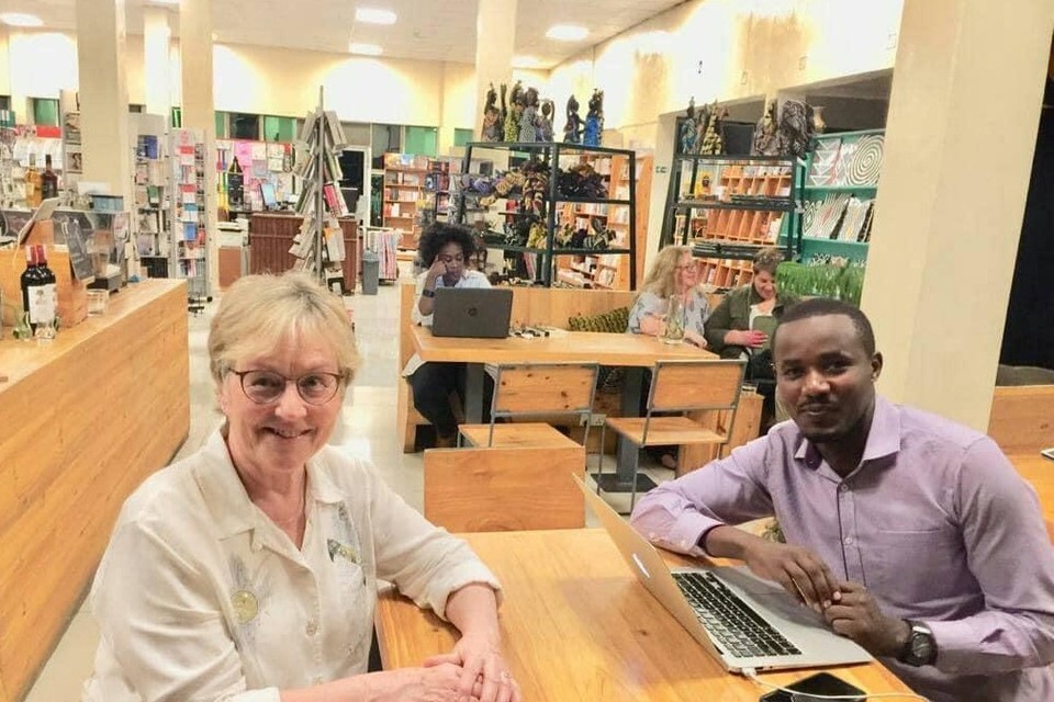Corry tijdens een van haar bezoekjes aan Jerome in Rwanda. 