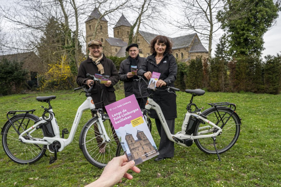 De nieuwe fietsroutes werden door Anya Niewierra (directeur Visit Zuid-Limburg) overhandigd aan burgemeester van Echt-Susteren Jos Hessels en deken Geert Lauvenberg.