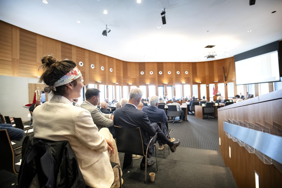 MVV-directeur Laura van Leeuwen kijkt toe tijdens de raadsvergadering.  Door haar Onno Hoes (rechts, voorzitter Raad van Toezicht) en Hub Waterval (links, Maastricht Collectief)