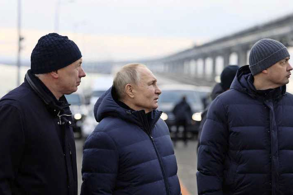 Poetin bekijkt de herstelwerkzaamheden aan de Krimbrug na de explosie in oktober. 