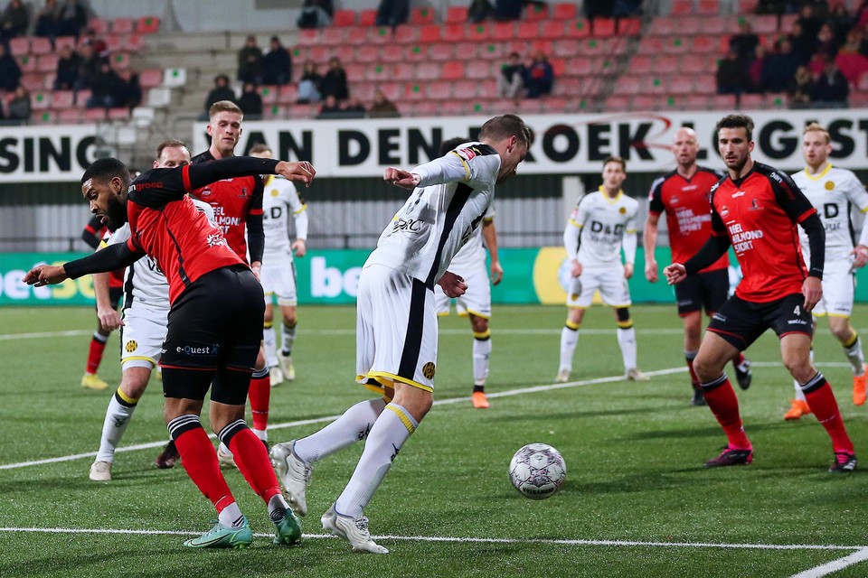 Dylan Vente van Roda JC (r) in duel met Jafar Arias (TOP).
