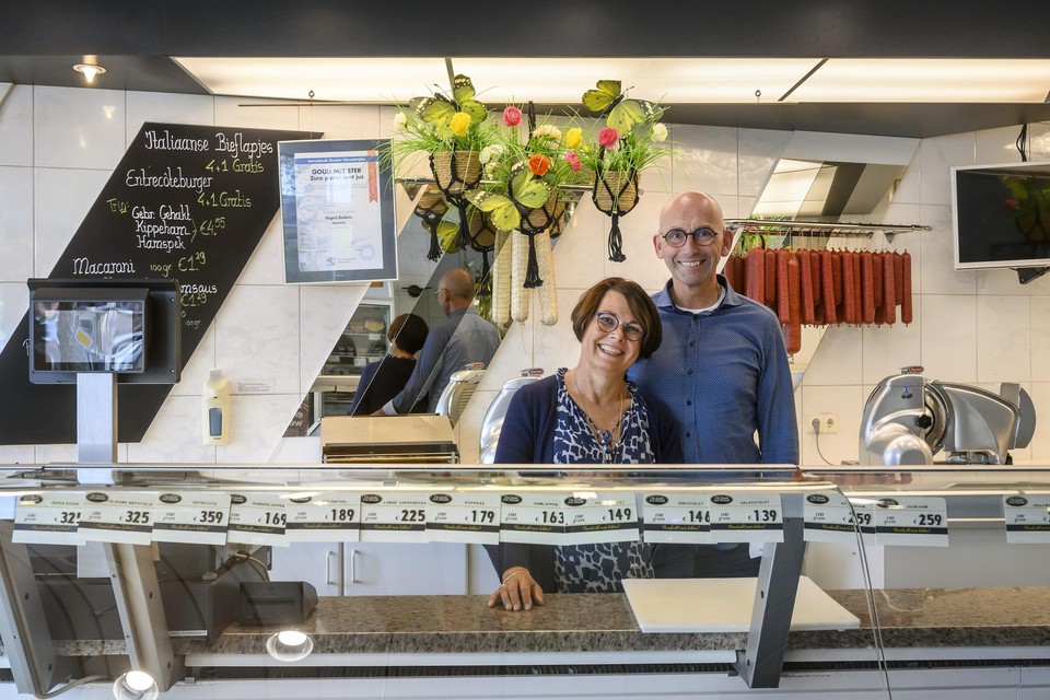 Marion Renkens en Ron Stallinga in hun slagerij. 