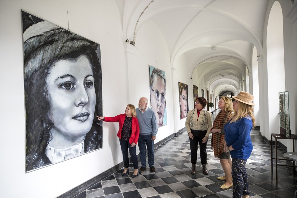 Ellen, Toon, Marian, Yvonne en Marlies Kort bij een portret van hun moeder. Annelies ontbreekt op deze foto.