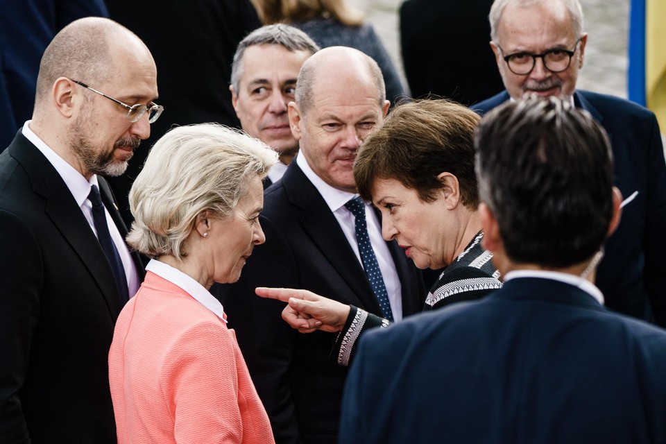 Kristalina Georgieva (rechts) in gesprek met Ursula von der Leyen van de Europese Commissie. 