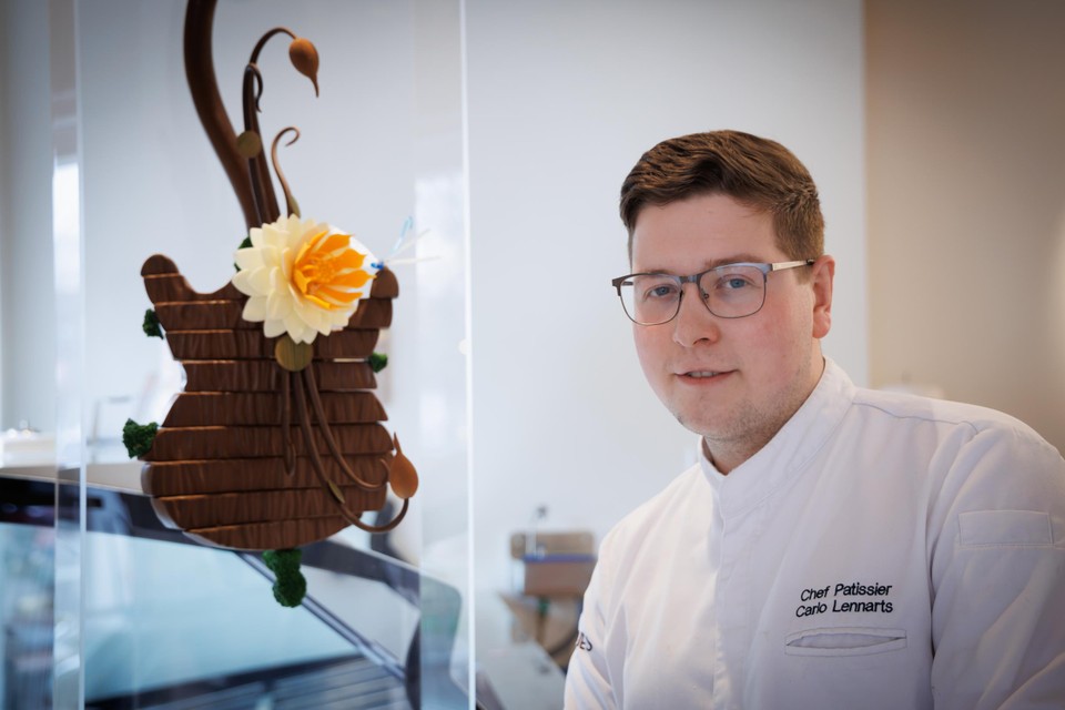 Carlo Lennarts bij zijn bekroonde werkstuk: een gitaar van chocolade.