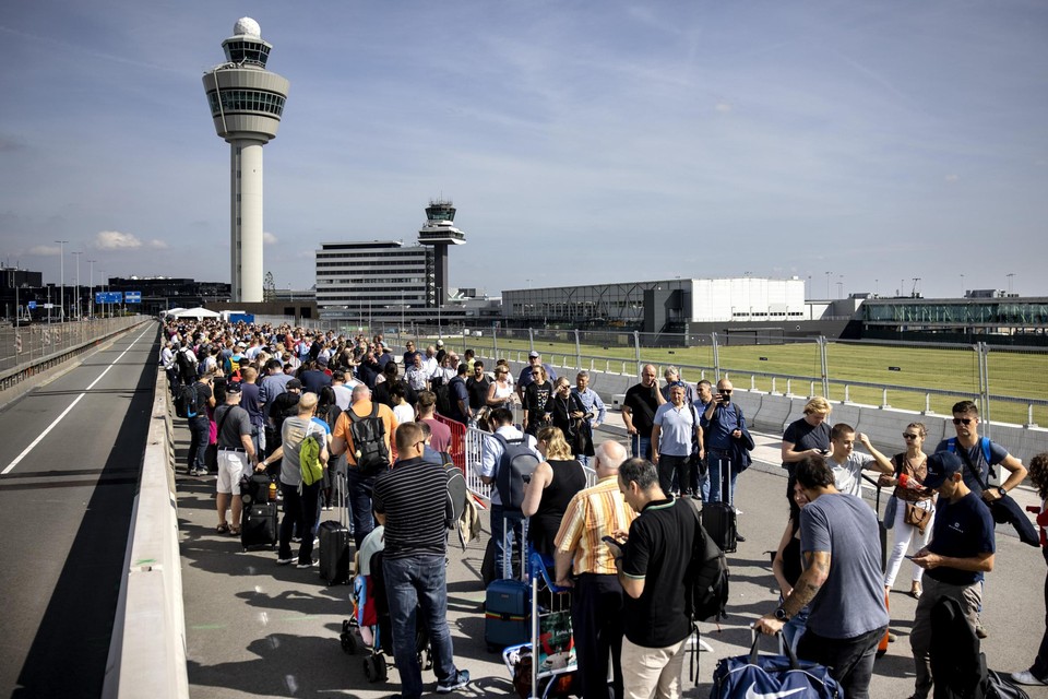 De rijen waren afgelopen jaar soms eindeloos op Schiphol