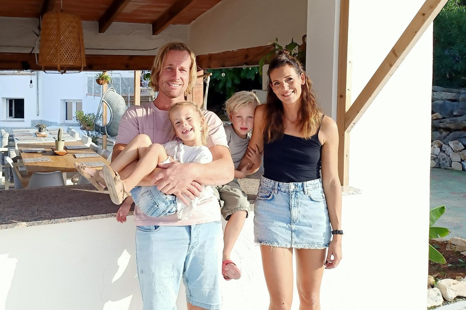 Steven en Loes Wagemans zijn met hun kinderen Riff en Pip zaterdag te zien in het tv-programma ‘Ik Vertrek’.