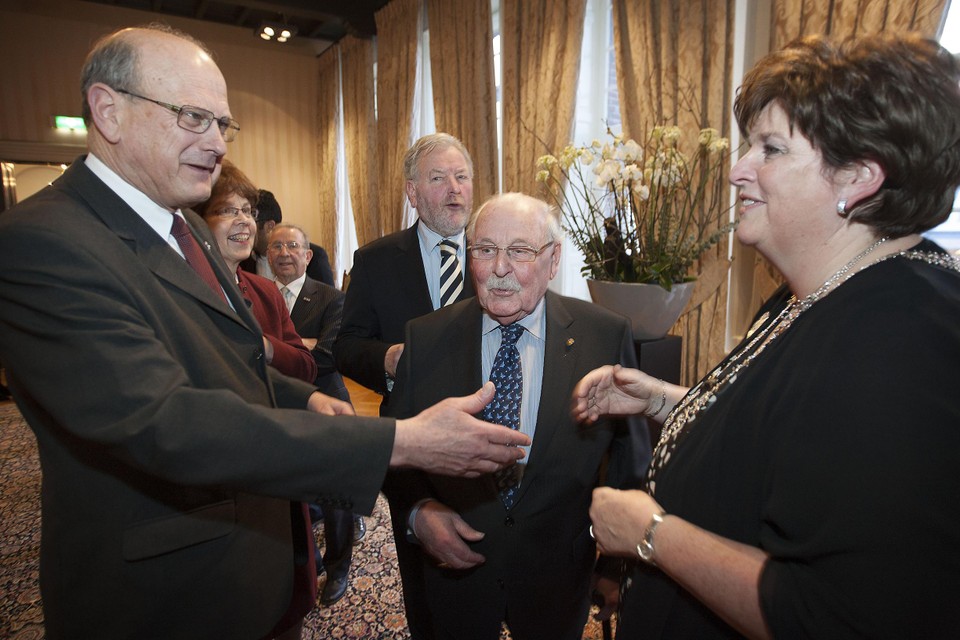 Rianne Donders wordt bij haar installatie als burgemeester van Roermond gefeliciteerd door haar voorganger, waarnemer Peter Cammaert. 