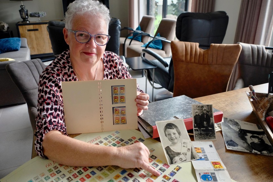 Mien Sniekers-van den Beucken toont trots de Kinderpostzegels uit 1965 met haar tekening. 