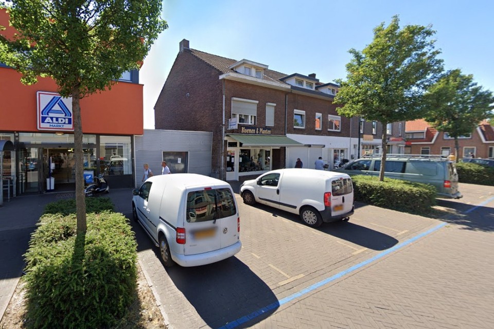 In de blauwe zone in het winkelcentrumpje in de Nassaustraat moet straks 1,70 per uur worden betaald aan parkeergeld.     
