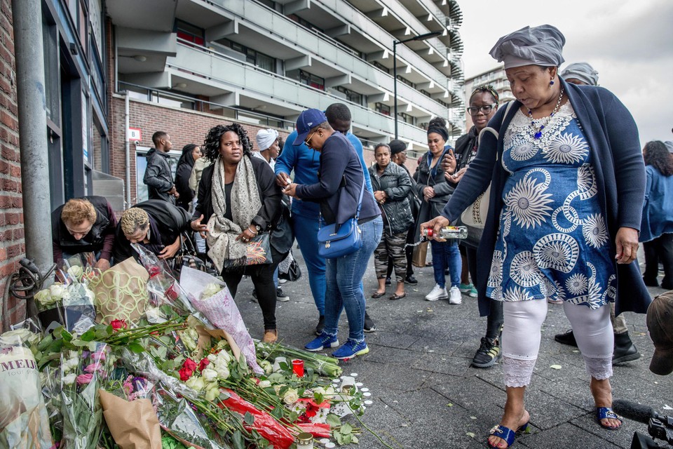 Een herdenking bij de flat in Amsterdam waar rapperJay-Ronne Grootfaam (18) werd doodgestoken door een 19-jarige man.  