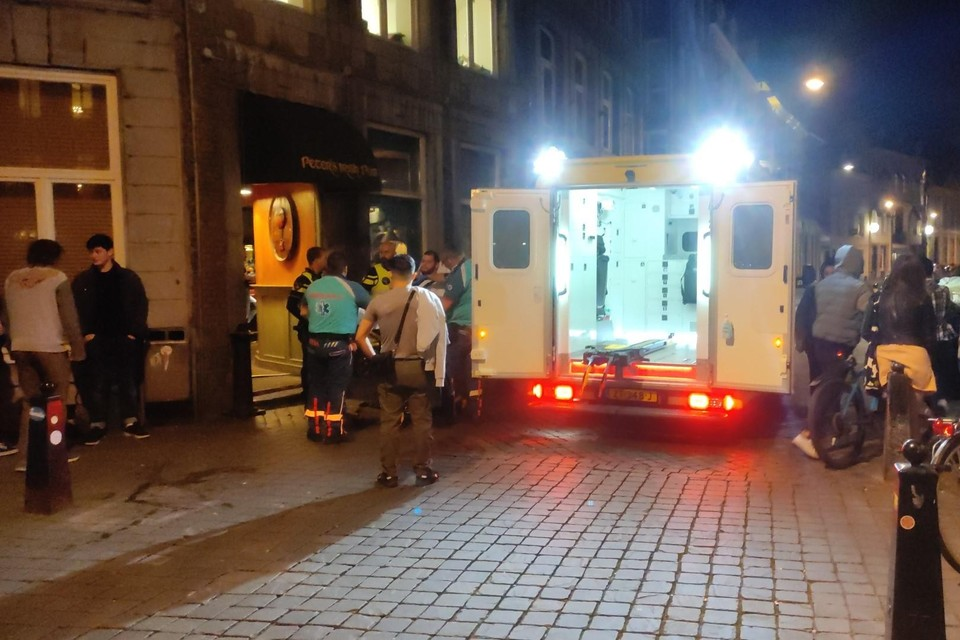 Een gestoken Duitser werd op 18 april 2022 met een ambulance afgevoerd van de Kleine Gracht in Maastricht.