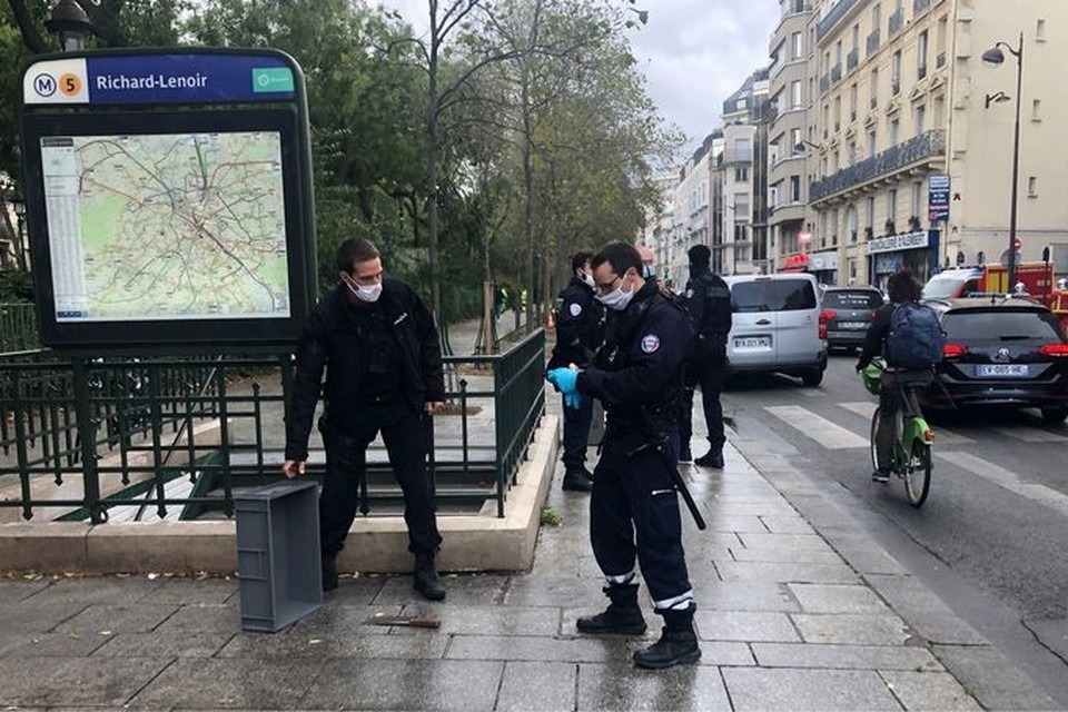 Franse agenten staan bij het mes dat de dader weggooide voordat hij de metro invluchtte. 