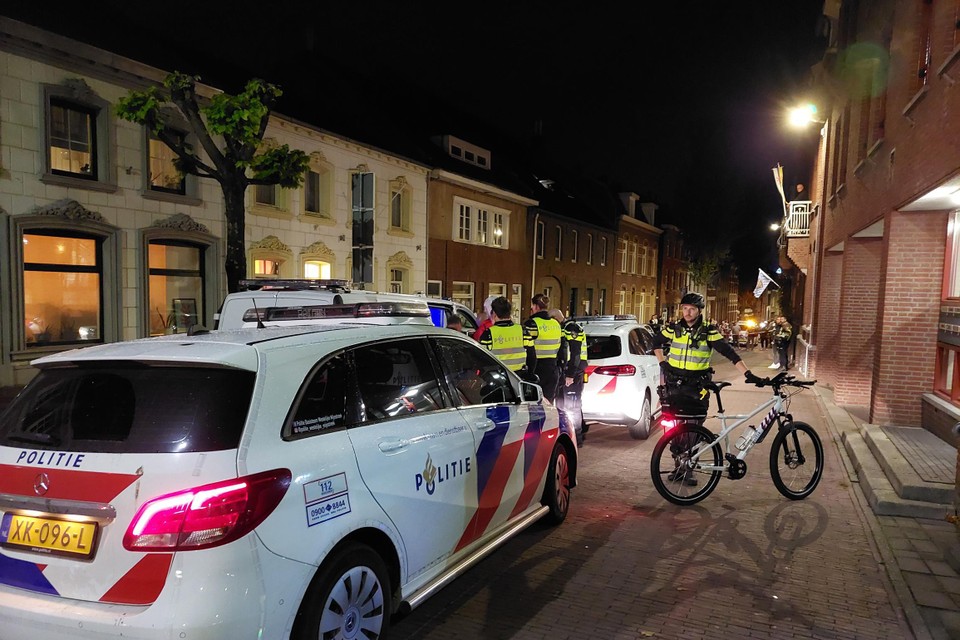 Verschillende patrouilles rukten zondagavond uit nadat een verwarde man met een bijl op de Putstraat stond. 