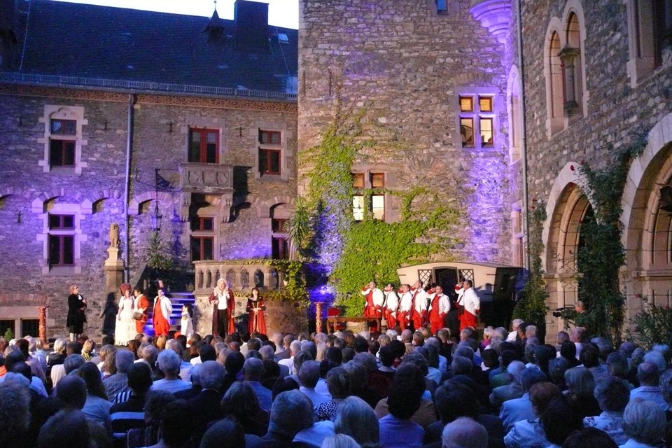 Opera Classica Europa in actie op de binnenplaats van Schloss Braunfels in Duitsland. 