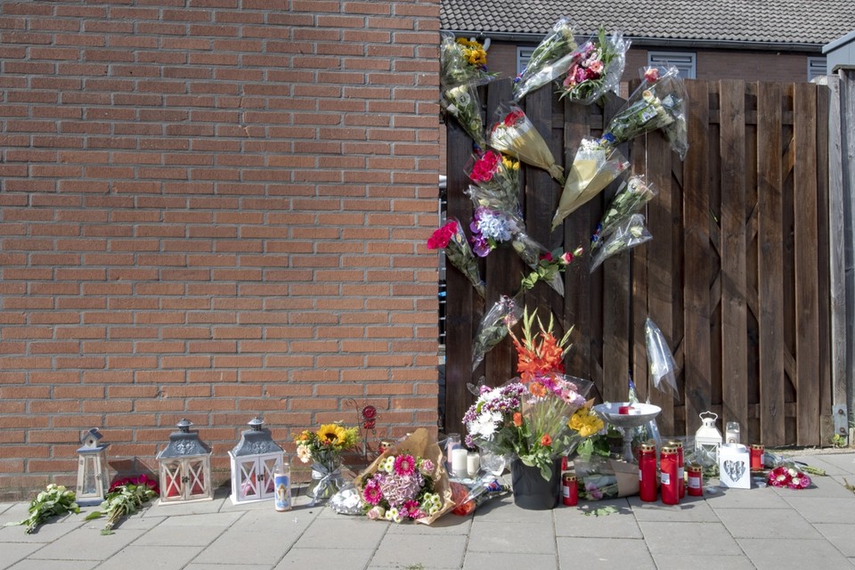 De plek waar de 42-jarige Reagan woensdag werd vermoord ligt inmiddels vol met bloemen en kaarsen. 