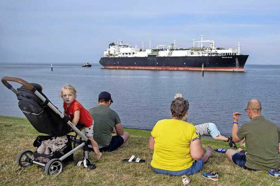 Lng-platform Golar Igloo, zondag afgemeerd in de Eemshaven, moet helpen het gastekort te beperken. 
