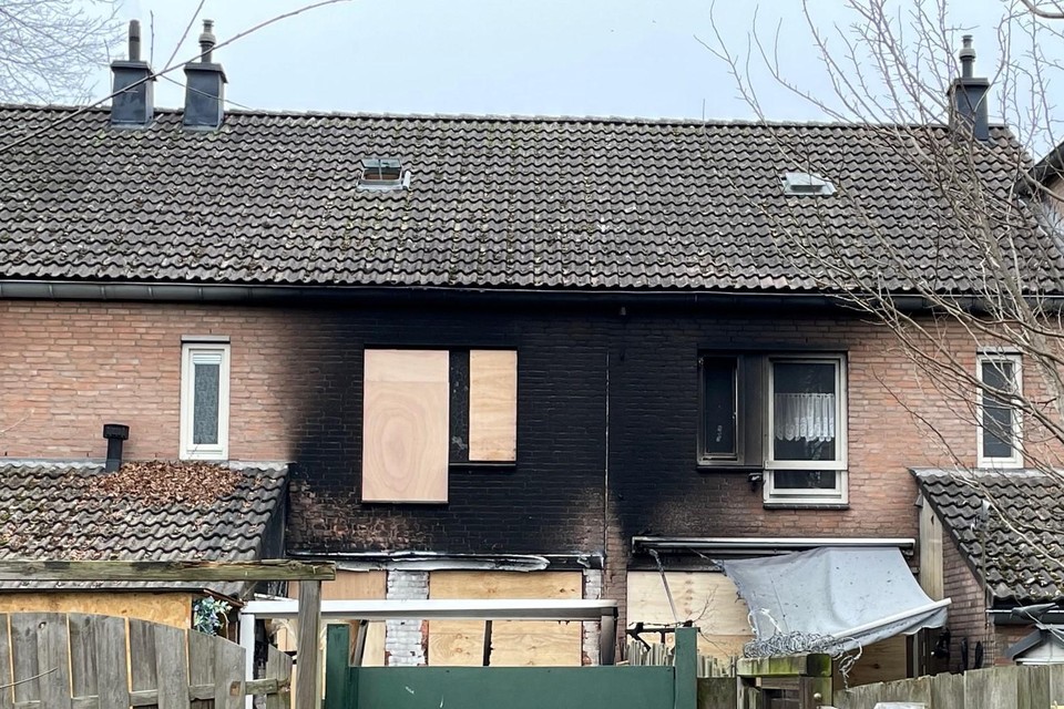 De beschadigde woning.