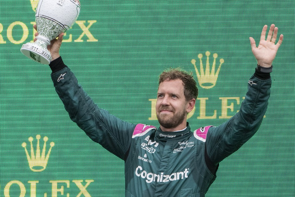Sebastian Vettel is blij met zijn tweede plek in Hongarije, maar moet mogelijk zijn podiumplek afstaan. 