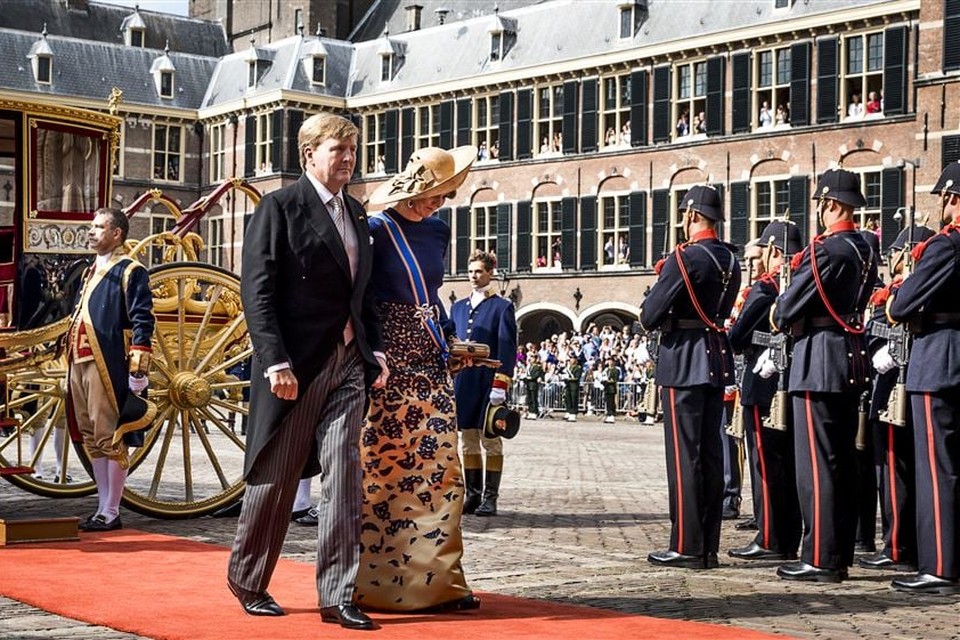 Koning Willem Alexander en koningin Maxima komen in de Glazen Koets aan op het Binnenhof voor het voorlezen van de troonrede in de Ridderzaal.