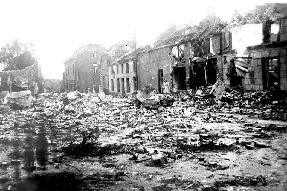 De enorme chaos in de Schoolstraat direct na het opblazen van de kerk op 25 september 1944. 