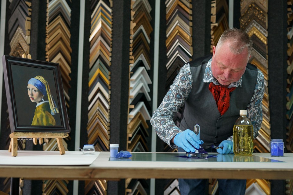 Kunstenaar Edwin IJpeij aan het werk in zijn atelier/lijstenmakerij. De Gelener doet mij aan het MAX tv-programma ‘De Nieuwe Vermeer.’