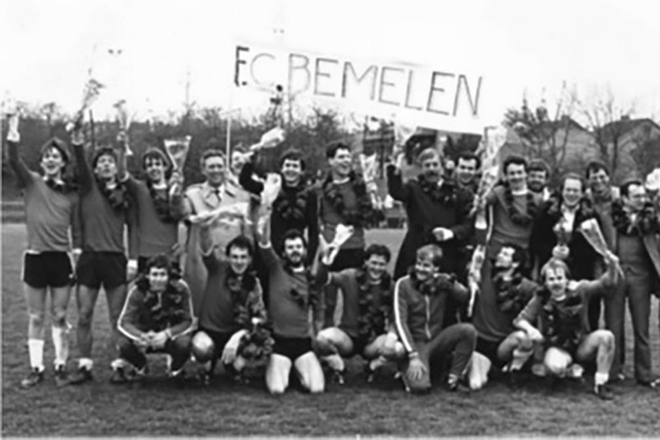 Het eerste elftal van FC Bemelen in 1982. 