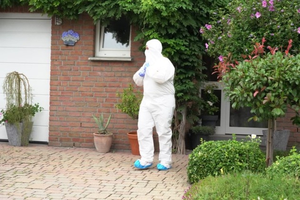 Een forensisch onderzoeker bij de woning van het echtpaar in Tudderen. 