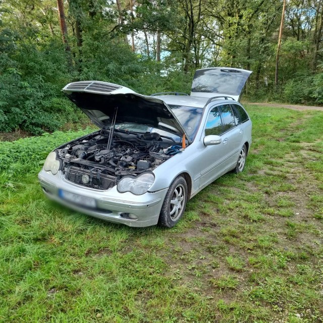 Agenten doorzochten de auto van de twee dieseldieven die in de bosjes bij de Schorweg stond geparkeerd. 
