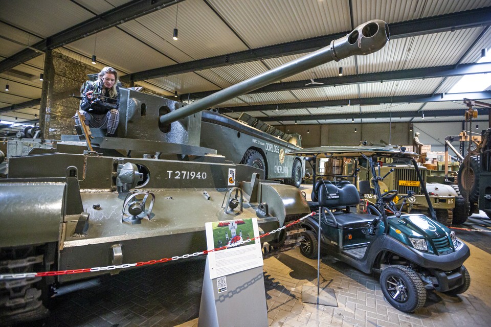 Tijdens de digitale rondleidingen klimt Janneke Kennis met de mobiele camera op tanks om ze van binnen te laten zien. 