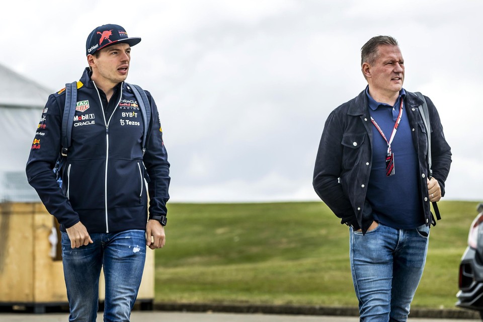 Max Verstappen komt samen met vader Jos aan op het circuit van Silverstone. 