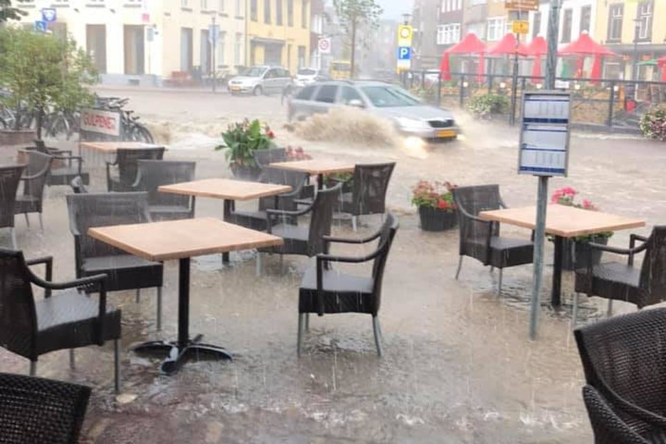 De Dorpsstraat en de terrassen stonden zondag blank. 